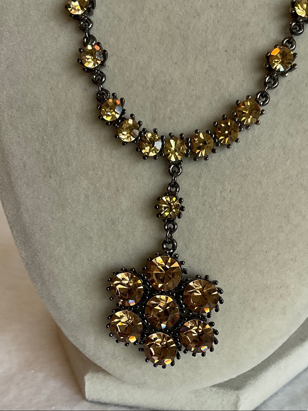 Flower Rhinestone Necklace - Picture 2 of 4